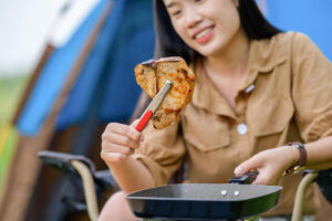 Memasak ayam bakar