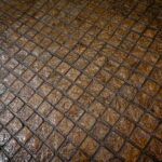 Lantai dengan tekstur kasar