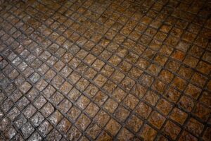 Lantai dengan tekstur kasar