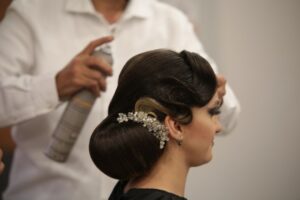 Tips memakai hair spray
